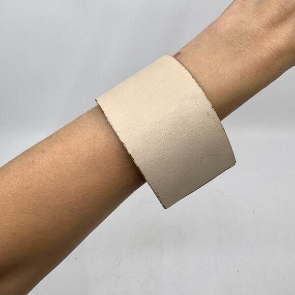 Vintage Ivory Leather Cuff Bracelet - Picture 5 of 9